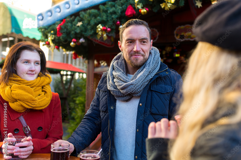 Freunde haben Spaß beim Apres ski und trinken Glühwein Freunde haben Spaß beim Apres ski und trinken Glühwein
