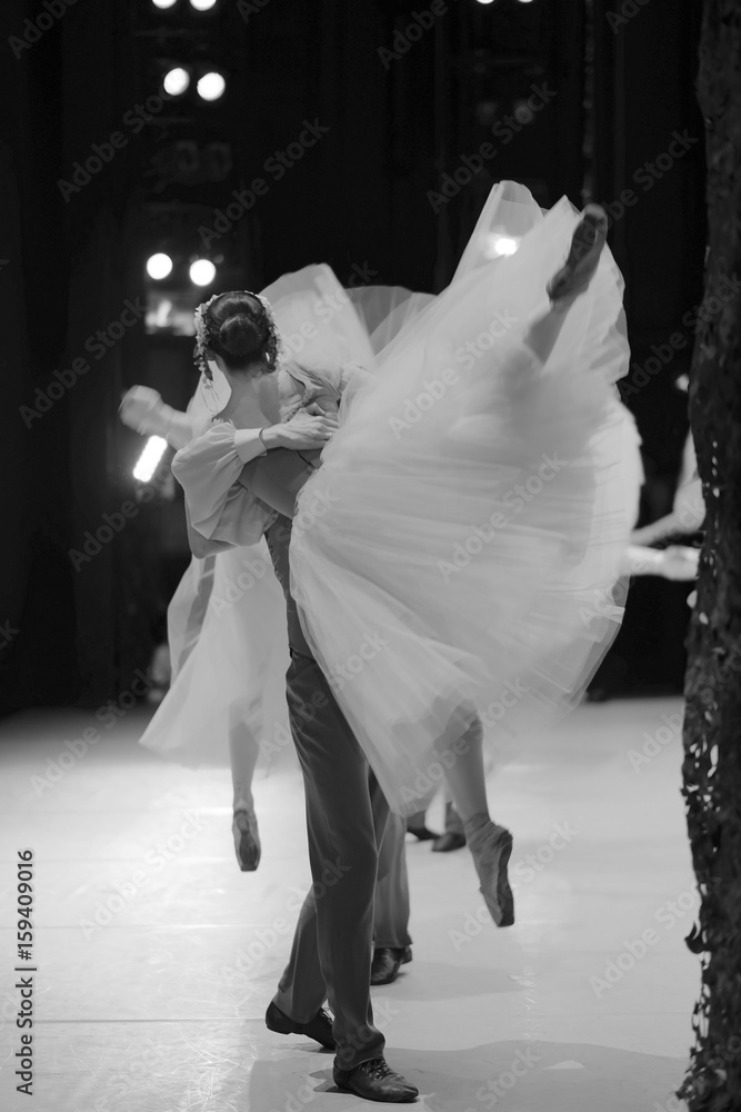 Obraz premium The ballet dancers at the time of the performance on the stage of the theater