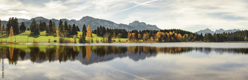 Wasserspiegelung der Alpen im Forggensee im Allgäu
