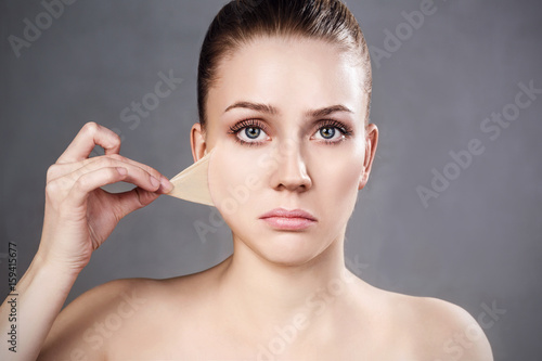 Bilde på lerret Woman remove her old dry skin from face.