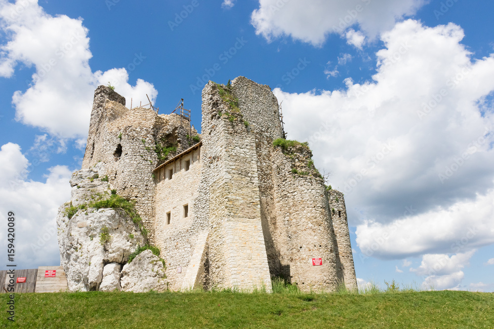 Ruiny zamku Mirów na szlaku Orlich Gniazd w Polsce