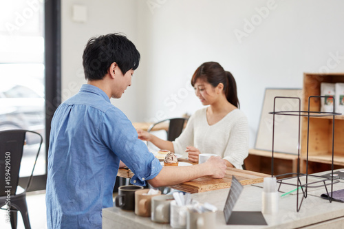 カフェの若い男女