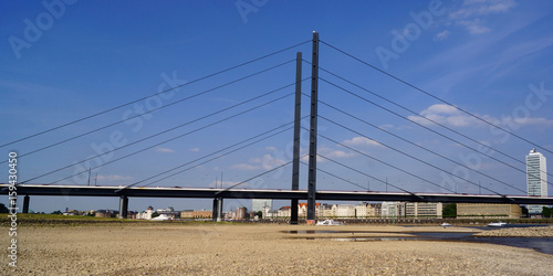 DÜSSELDORFER Rheinkniebrücke