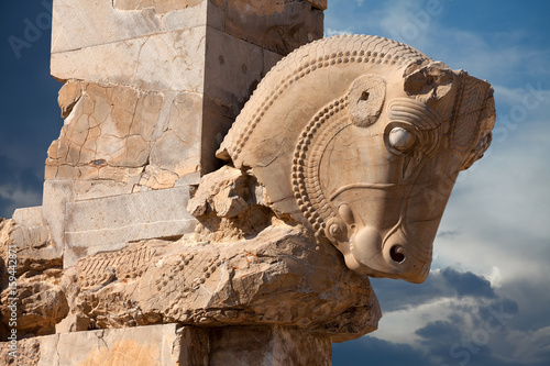 Cuadro en lienzo Ancient Achaemenid Bull Statue as a Column Capital in Persepolis of Shiraz
