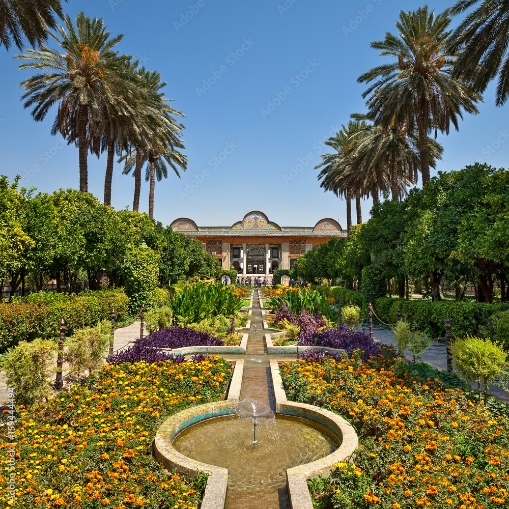 Φωτογραφία Narenjestane Qavam Garden in Shiraz with Persian Landscaping and Small Canals Le