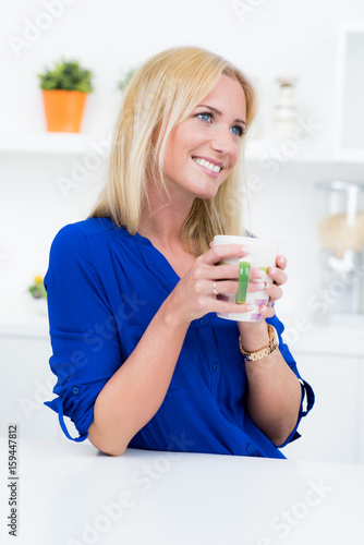 Εκτύπωση καμβά hübsche blonde frau mit kaffeepott