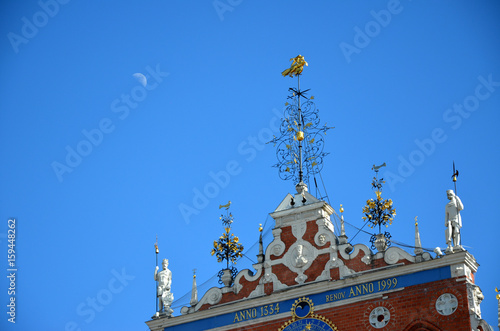 Luna sulla casa delle Teste Nere a Riga photo