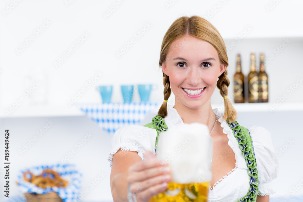 junge frau feiert mit einem bier junge frau feiert mit einem bier