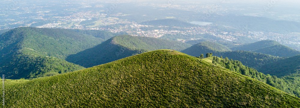 Vista aerea di un sentiero che porta sul Monte Boletto Alpi nei