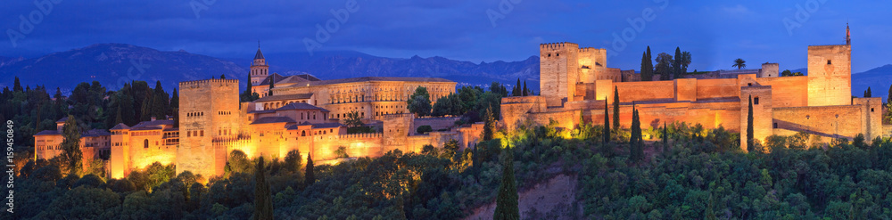 L'Alhambra de nuit, vu de  Albaicín,   Grenade, Andalousie