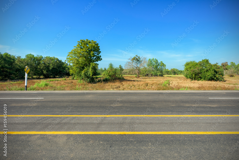 Fototapeta premium Droga asfaltowa i widoki na okolicę