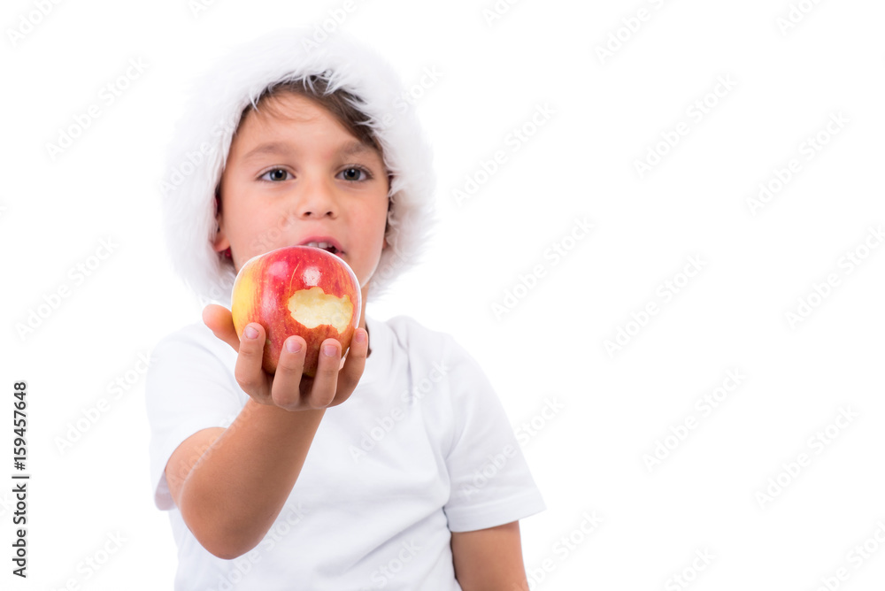 Netter Junge isst leckeren Apfel