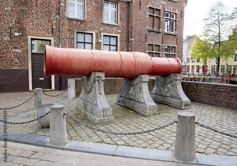 Canon Dulle Griet (Margot la folle). Gand (Belgique). Canon médiéval gantois Canon Dulle Griet (Margot la folle). Gand (Belgique). Canon médiéval gantois