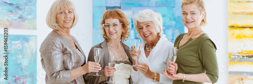 Φωτογραφία Friends drinking champagne