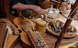 Ein Instrumentenmacher beim Anfertigen von Musikinstrumenten aus Holz