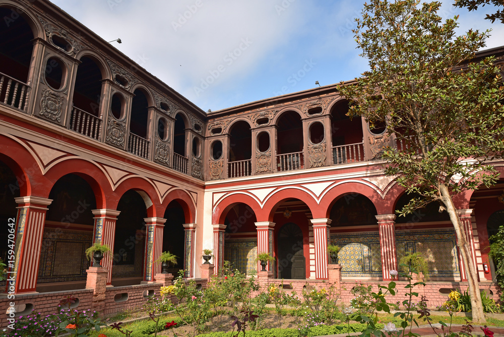 Obraz premium Jardin et cloître du monastère Santo Domingo à Lima au Pérou