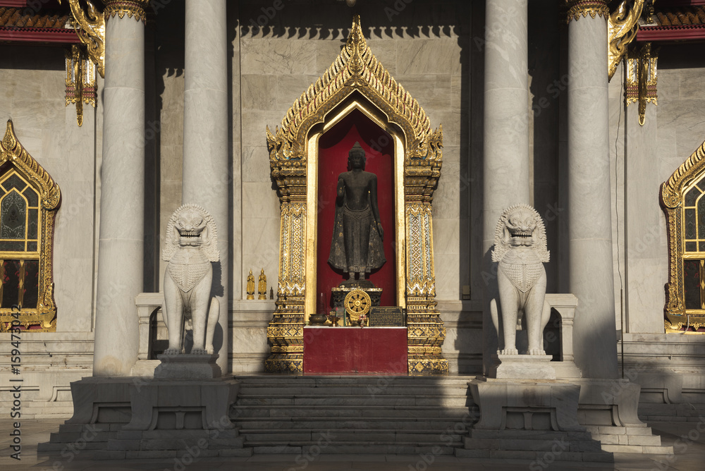 Buddha and lion statues at wat Benjamaborphit