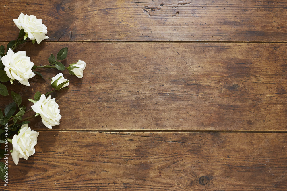 Fototapeta premium Róże na tle rustykalnym drewna