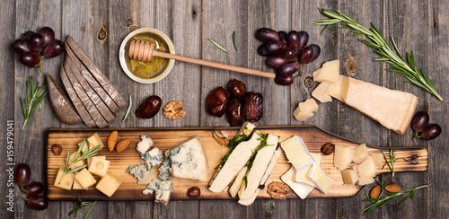 Tableau sur toile Cheese selection on wooden rustic board