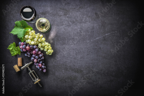 Obraz na plátně Wineglasses with grapes and corks