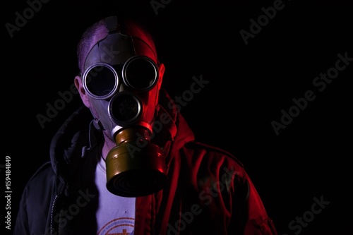 Hombre joven con mascara de gas sobre fondo negro © Alex Manzanares