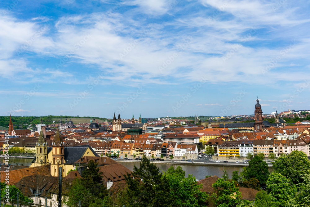 Stadtlandschaft Panorama von Würzburg bei blauen Himmel mit wolken