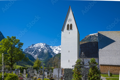 Brand   glise avec cimeti  re