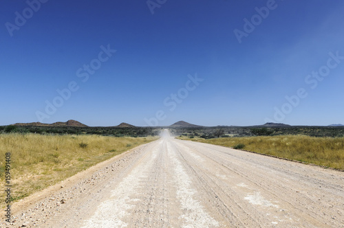 Landschaft mit gerader Strasse / Landschaft mit gerader Strasse bis zum Horizont, Namibia, Afrika.