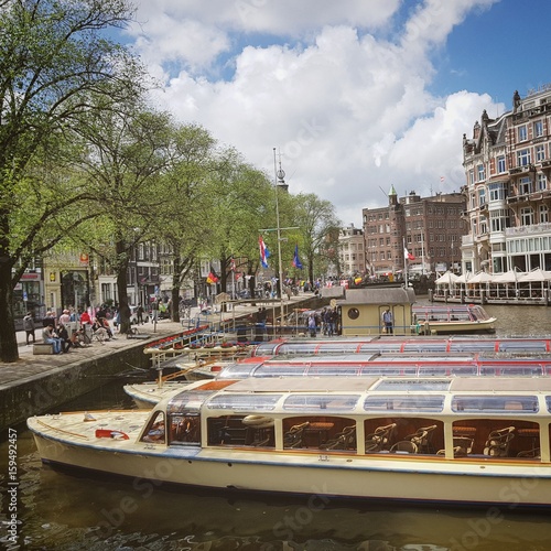 Fototapeta Naklejka Na Ścianę i Meble -  Grachtenboote in der Altstadt von Amsterdam