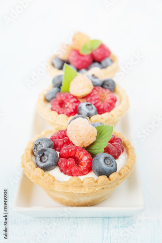 Fruit tartlets with cream