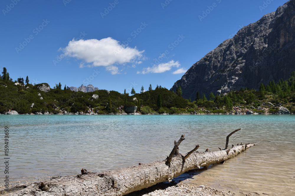 Fototapeta premium Der wunderschöne Sorapissee in Belluno, Italien, mit seiner einzigartigen Farbe. Der schönste Bergsee, den ich jemals gesehen habe.