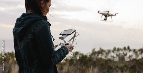 Foto Woman in countryside flying drone and taking pictures
