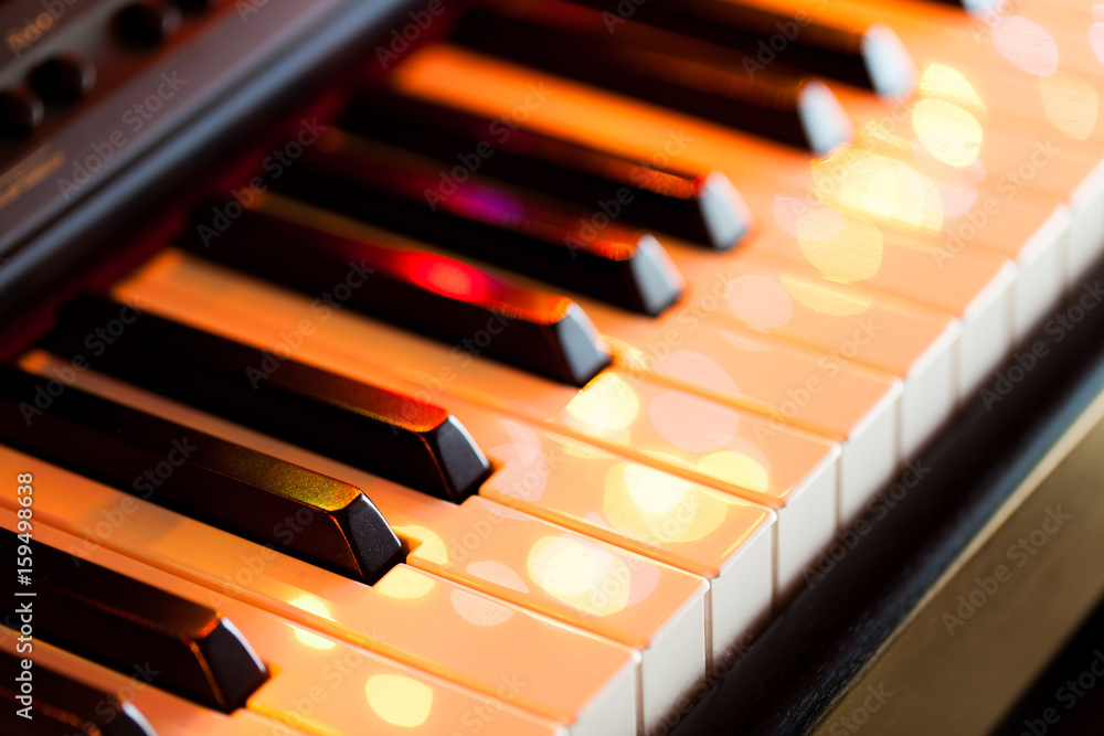 Teclas de piano con luces de colores foto de Stock | Adobe Stock