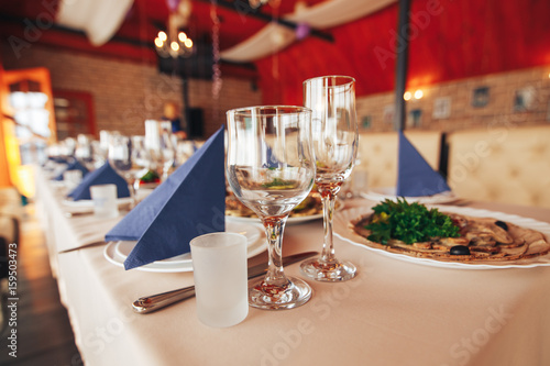 beautiful wedding table decor. Clean the glasses of drinks