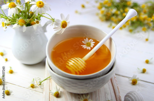 мед в керамической миске с ромашкой