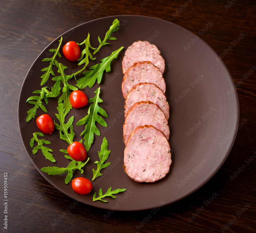 Smoked sausage with vegetables: cherry tomatoes and lamb's lettuce