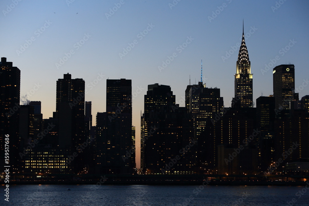 マンハッタンのビル群 ロングアイランドシティーから StockFoto Adobe Stock
