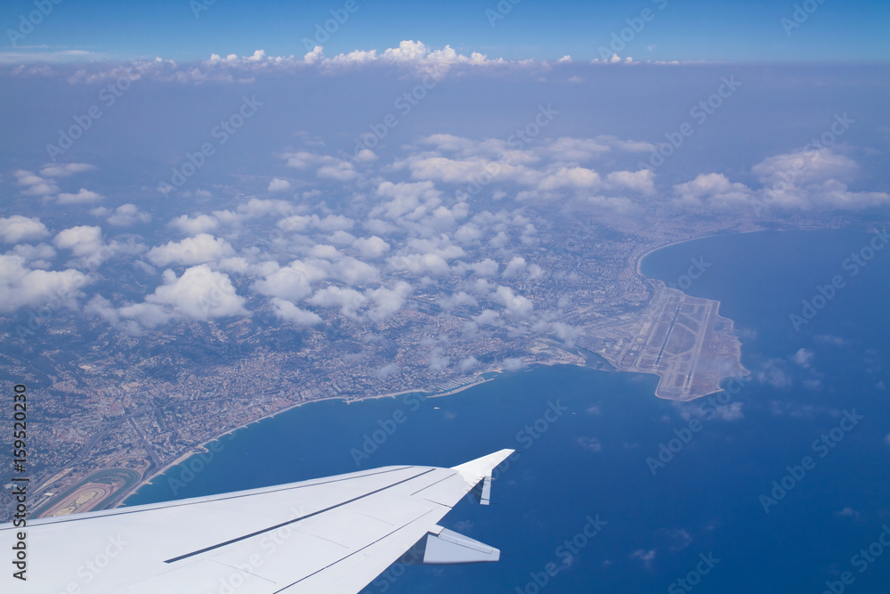 Obraz premium Blick auf die Bucht von Nizza durch ein Flugzeugfenster