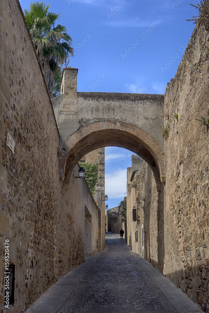 paseo por las hermosas calles de la ciudad medieval de Cáceres en Extremadura, España