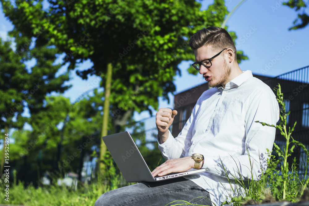 Junger Mann freut sich vor seinem Laptop Junger Mann freut sich vor seinem Laptop
