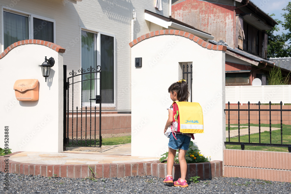 家に帰る小学生 Stock 写真 | Adobe Stock