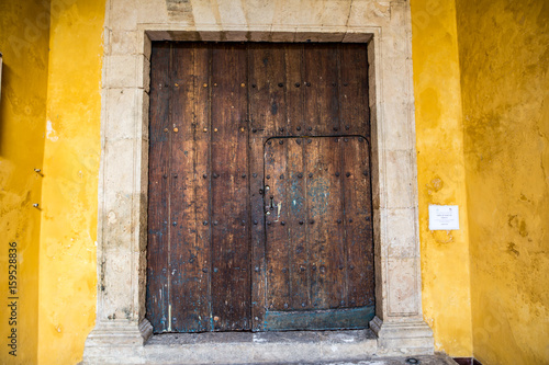 Porte arrière d'ancienne église photo