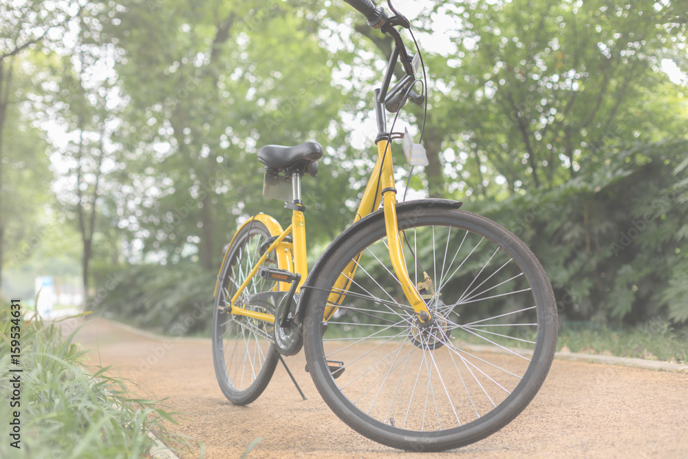 Fototapeta premium A yellow bicycle on the Boulevard