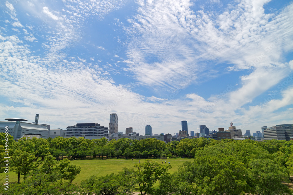 大阪城本丸から見る西の丸庭園とビル群