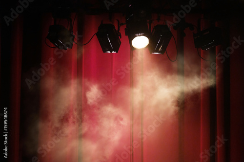 spectacle scène artiste rouge rideau concert fête fond lumière spot fumée fumigène théâtre musique photo