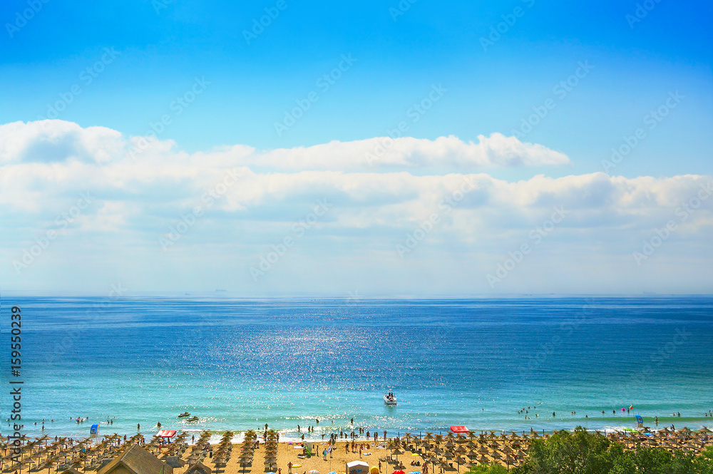 Naklejka premium Resort Słoneczny Brzeg Bułgaria widok na plażę latem. Panoramiczny widok z góry Sunny Beach Bułgaria. Łódź do morza.