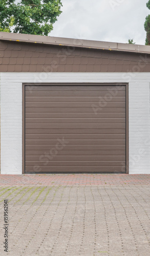 Garage mit braunem Tor