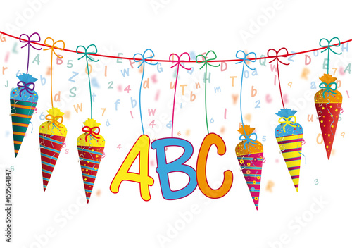 Hängende bunte Schultüten mit ABC, Buchstaben und Zahlen