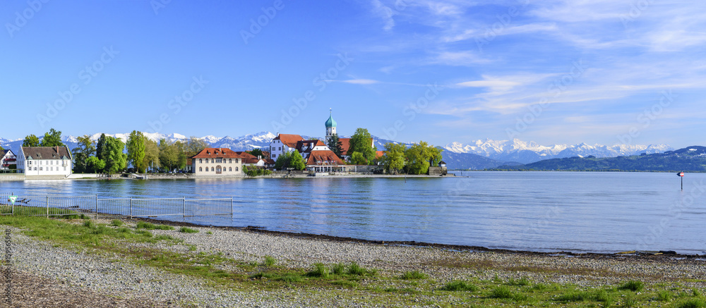 Seeufer bei Wasserburg am Bodensee mit Blick auf die Alpen