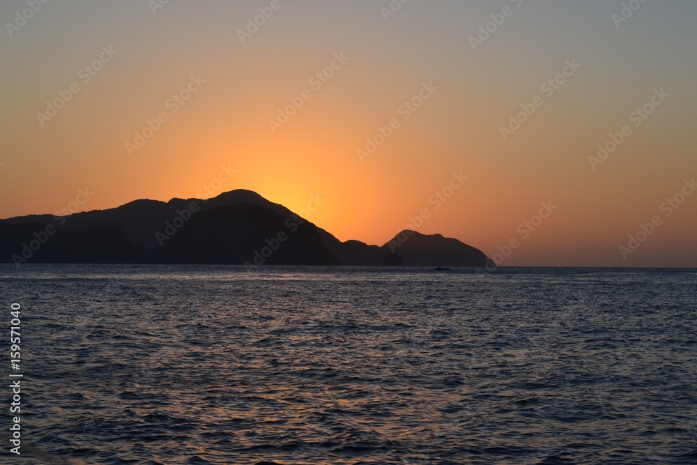 Fototapeta premium Sunset during El Nido Island Hopping